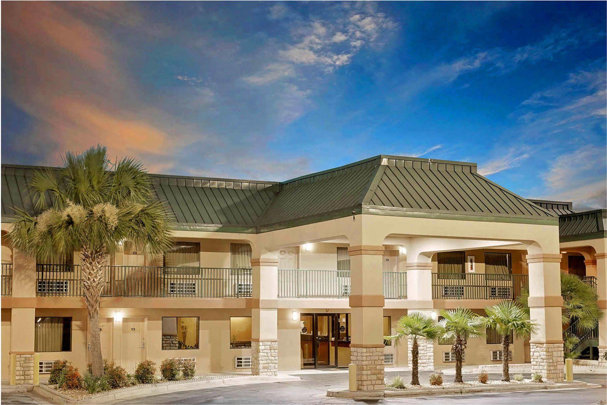 Super 8 By Wyndham Byron/South Macon Hotel Eksteriør billede